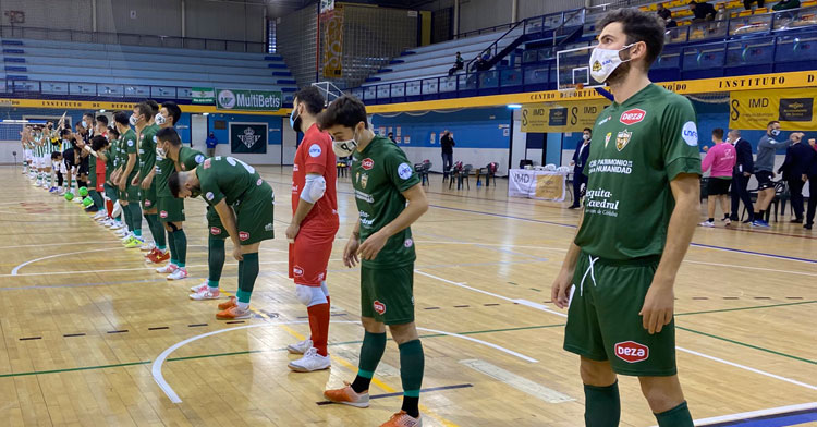 Los jugadores del Córdoba Patrimonio en formación en el partido ante el Betis del martes