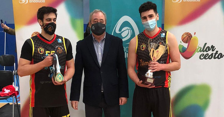 La entrega de trofeos al ganador del torneo por parte del presidente de la Federación Andaluza de Baloncesto, Antonio de Torres. Foto: FAB