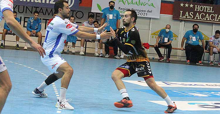 José Cuenca encarando a un jugador del Cisne gallego.