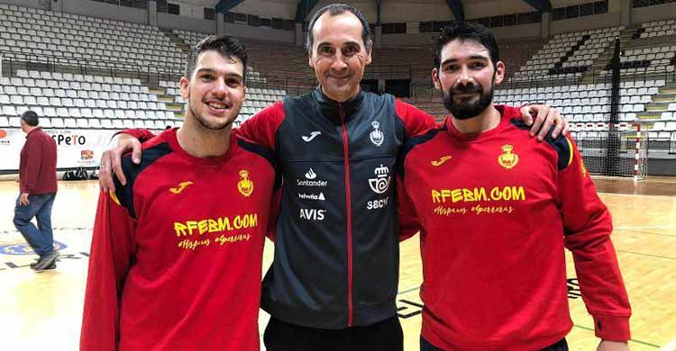 El técnico cordobés César Montes entre David Estepa y Javi García en la última concentración de los Hispanos en Lliria.
