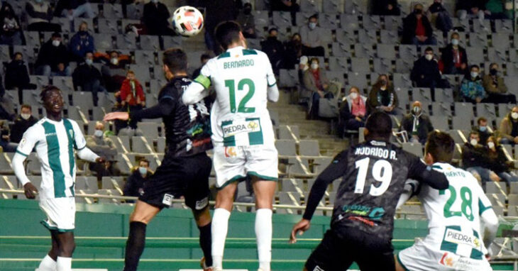 Djetei y Bernardo Cruz en una acción de juego. Foto: CCF