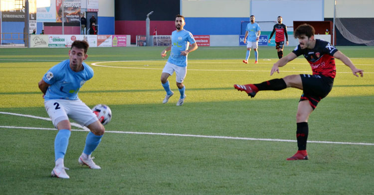 Marcos Pérez bloquea el disparo del jugador del Salerm. Foto: Tino Navas / @SalermPG