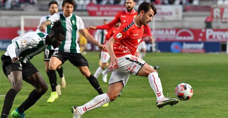 Djetei cerrando a un jugador Del Real Murcia.