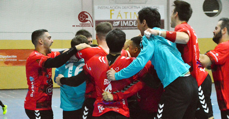 La locura desatada entre los jugadores del Cajasur tras la victoria in extremis. Foto: CBM