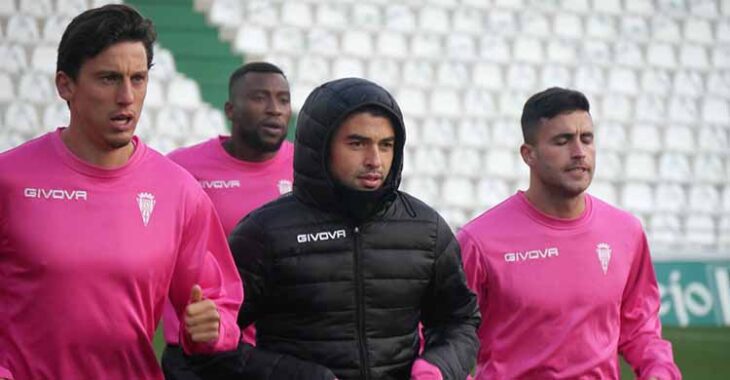 El frío. Jesús Álvaro, bien abrigado esta mañana, entre Farrando y Álex Robles haciendo carrera continúa en El Arcángel.