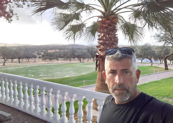 El nuevo presidente del Club de Golf de Pozoblanco, Guzmán Fernandez, posando delante del putting green vallesano.