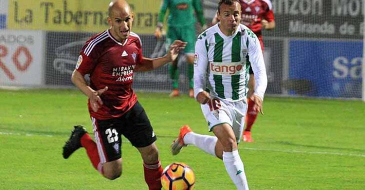 Javi Hervás jugando con el Mirandés contra el Córdoba.