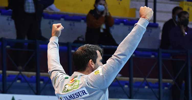 Álvaro de Hita levantando sus brazos en señal de victoria.