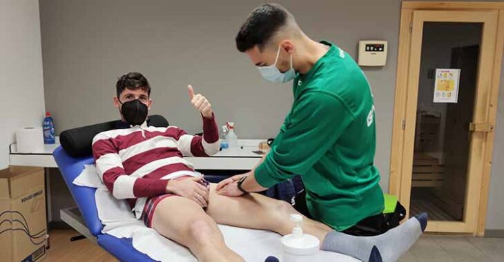 Javi Flores durante una sesión de recuperación de su lesión.