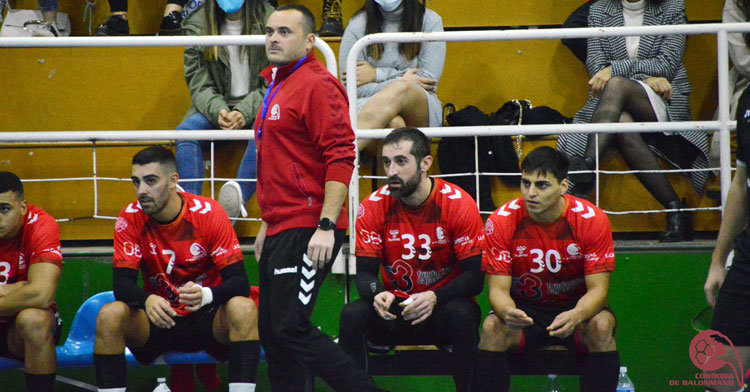 Jesús Escribano sigue las evoluciones de sus jugadores desde su área técnica. Foto: CBM