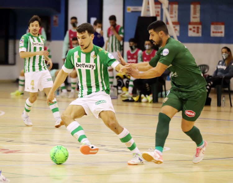 Jesús Rodríguez trabajando en defensa ante un jugador bético