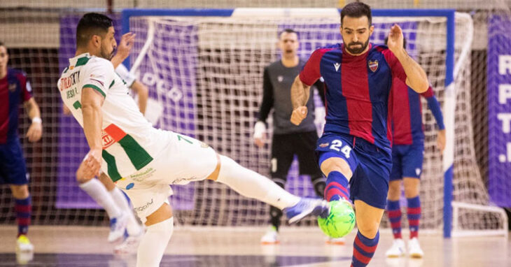 Jesús Rodríguez entrando con contundencia a por un balón dividido.