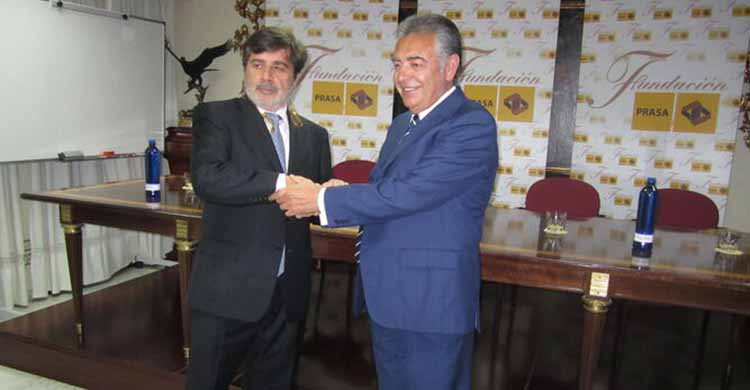 Pepe Romero, CEO de Prasa, estrechando su mano en mayo de 2011 a Carlos González tras sellar la venta del paquete mayoritario de acciones del Córdoba CF.