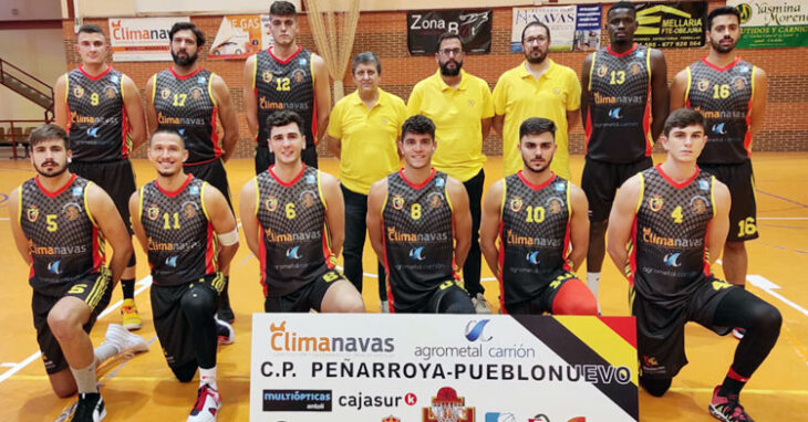 Juanra Guzmán junto a sus jugadores en una foto de formación. Foto: CP Peñarroya