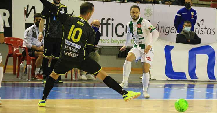 Manu Leal dando un pase con clase en el último partido del Córdoba Patrimonio frente a O Parrulo