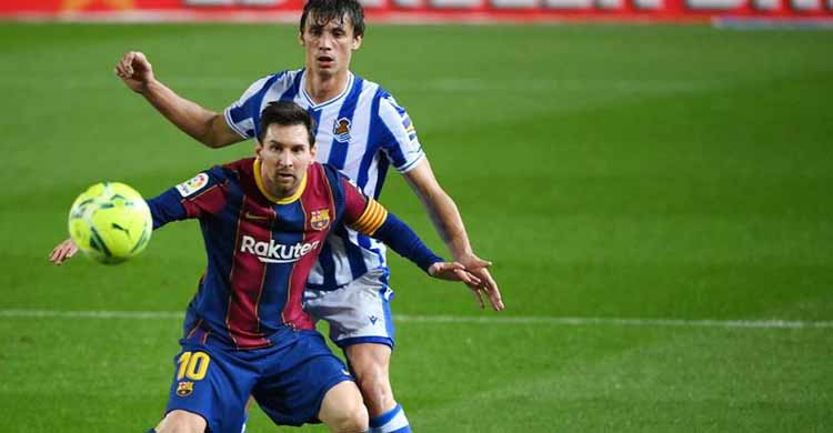 Messi protege le llegada del balón ante un jugador de la Real Sociedad en el partido liguero disputado ayer.