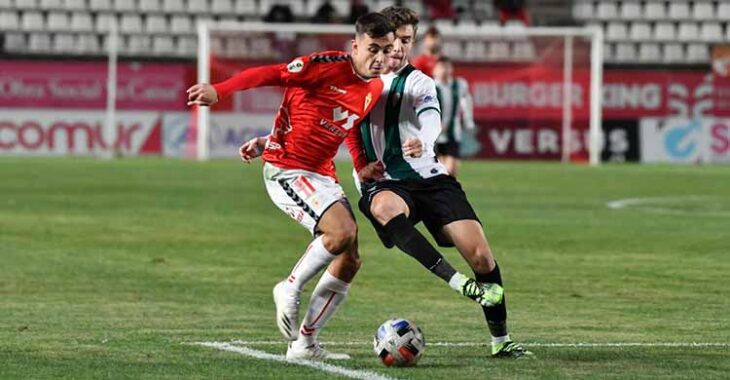 Alberto Del Moral pugnando con un jugador del Real Murcia en su vuelta a la titularidad.