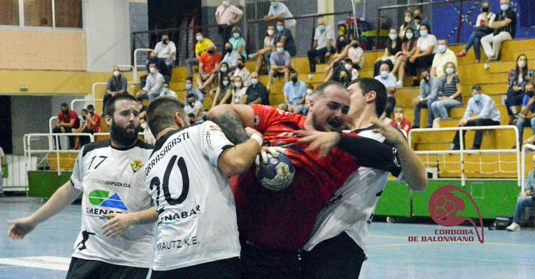 Julio Morgado intentando lanzar ante la defensa rival. Foto: CBM