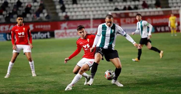 Moutinho pelea con un jugador del Murcia en la última salida cordobesista hasta el momento. Foto: CCF