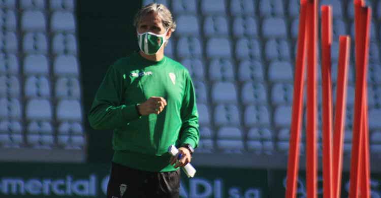Pablo Alfaro dirigiendo la última sesión de entrenamiento en El Arcángel antes de las vacaciones navideñas.