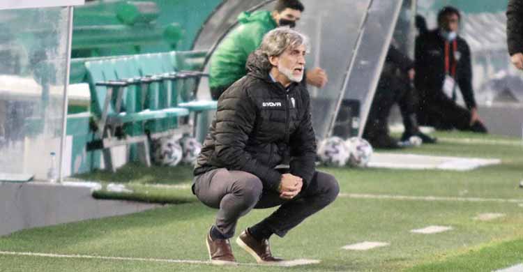 Pabo Alfaro siguiendo el juego en la banda de El Arcángel.