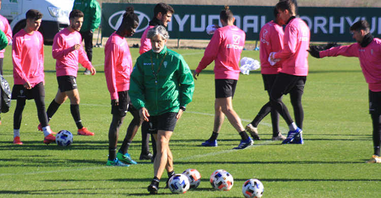 Pablo Alfaro no para de dar explicaciones arguméntalas a sus jugadores en cada entrenamiento.
