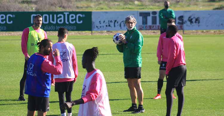 Pablo Alfaro, más que activo, dando instrucciones a sus hombres en la vuelta al trabajo.
