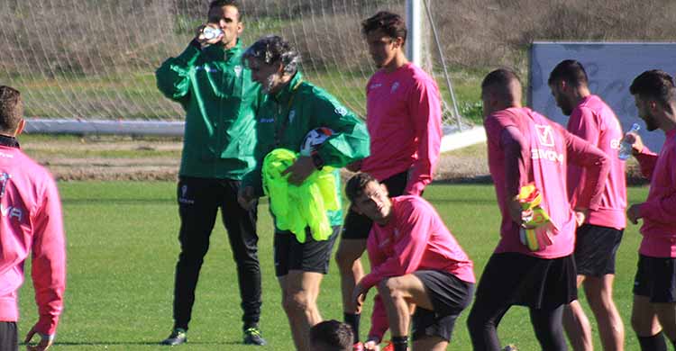 Pablo Alfaro repartiendo petos entre sus jugadores