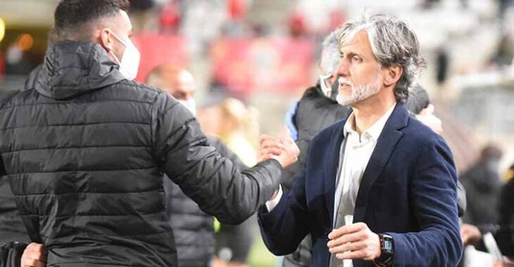 Pablo Alfaro celebrando el triunfo en su debut en Murcia.