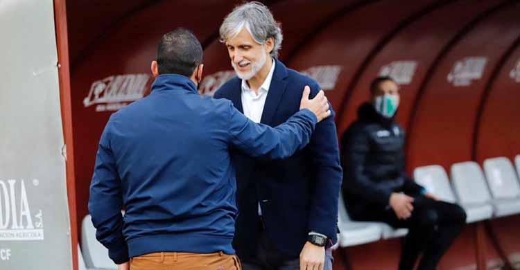 Pablo Alfaro saludando al técnico Del Real Murcia.