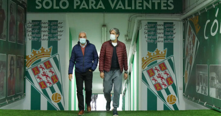 El primer paseíllo por El Arcángel de Pablo Alfaro, junto a Miguel Valenzuela, tras fichar como entrenador del Córdoba. Foto: CCF