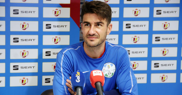 Pablo Gallardo, con rostro sonriente, en la sala de prensa del estadio celeste. Foto: Ciudad de Lucena
