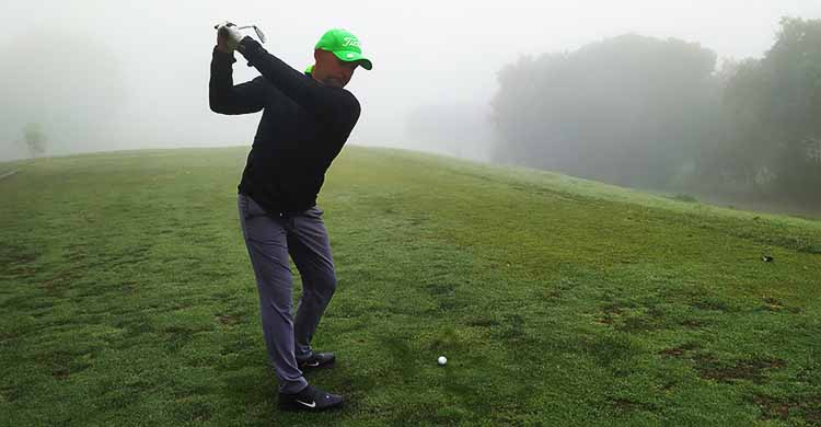 El swing de Paco Jémez en el tee del hoyo 10.