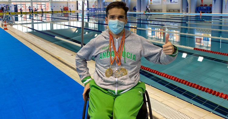 Paco Salinas con sus medallas en Oviedo