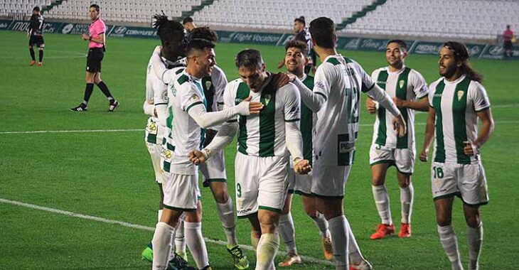 Piovaccari celebrando su segundo gol, el tercero ante El Ejido, eufórico entre sus compañeros.