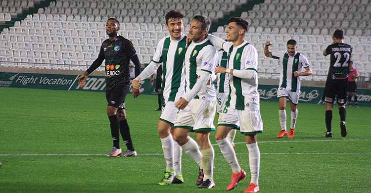 Piovaccari felicitado por Luismi y Alberto del Moral tras su último gol ante El Ejido que aseguraba la segunda plaza del subgrupo.