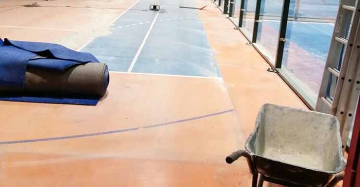 Imagen del proceso de desinstalación de las pista de pádel Valdeolleros.