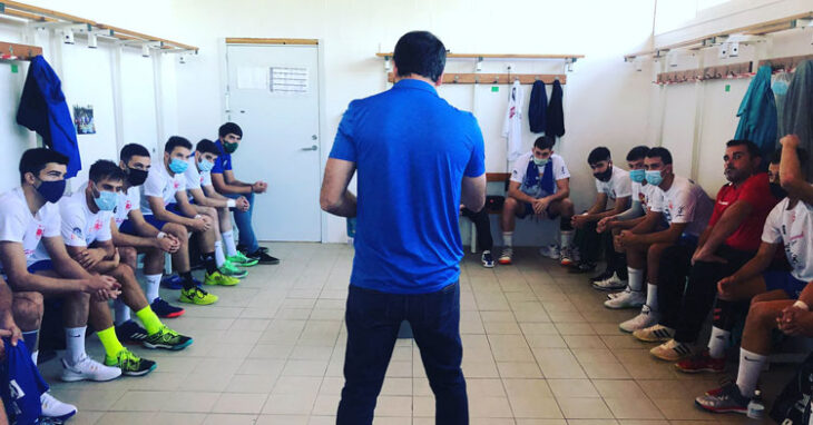 Los jugadores palmeños en el vestuario escuchando a su técnico. Foto: ARS Palma del Río