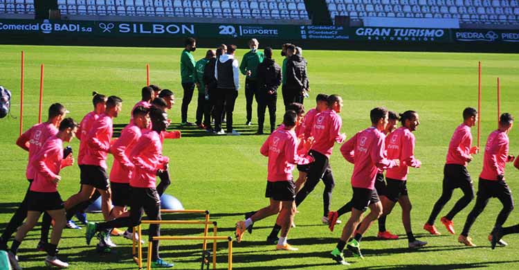 El plantel blanquiverde haciendo carrera continua con Pablo Alfaro al fondo junto a su cuerpo técnico.El plantel blanquiverde haciendo carrera continua con Pablo Alfaro al fondo junto a su cuerpo técnico.