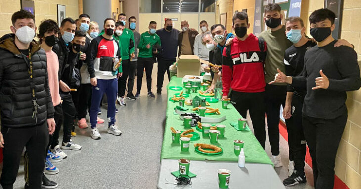 La plantilla del Córdoba Patrimonio disfrutó de una chocolatada y dulces tras el entreno matinal de este miércoles por gentileza de Churrería Salinas y Cafetería Sabor Moreno