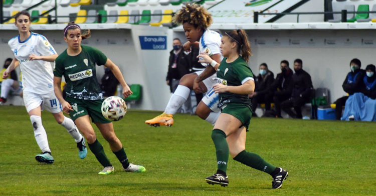 Karla, clave como siempre, en una acción de ataque de las de Los Pedroches. Foto: CD Pozoalbense