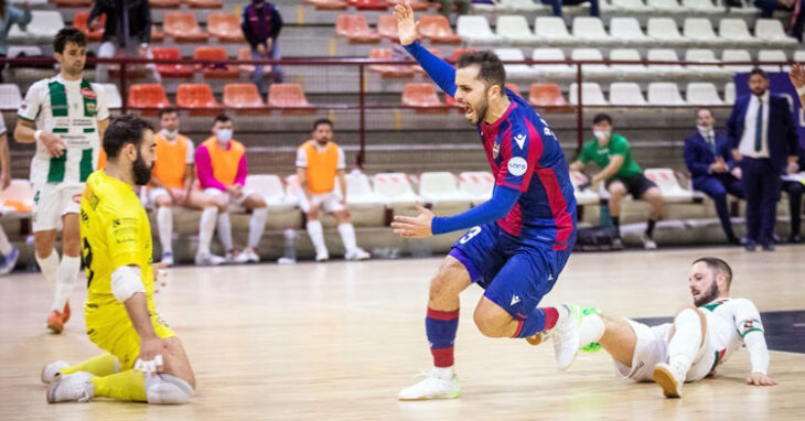 Manu Leal y Prieto dificultando un ataque granota. Foto: Levante UD FS