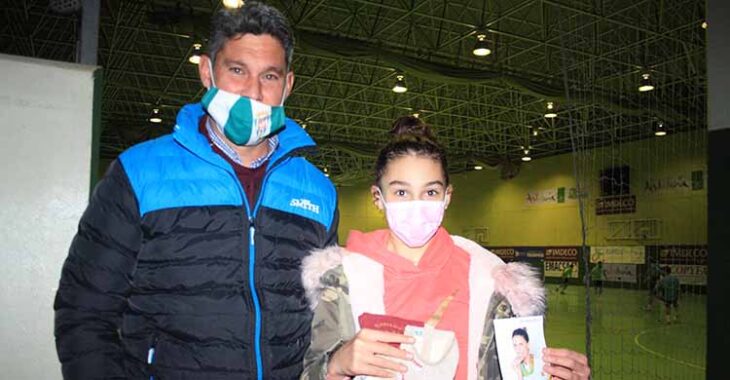 Diego Hita y y hija Alba recibiendo las punteras de Lourdes Mohedano en el pabellón de la Fuensanta donde entrena con el Estilo-Cor.