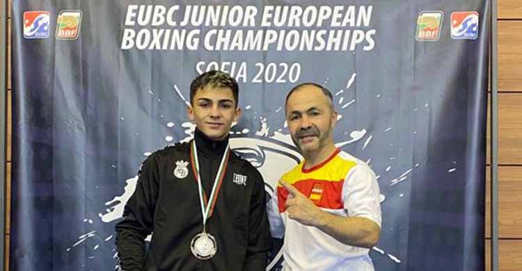El seleccionador nacional señala a su hijo, Rafa Lozano Serrano, luciendo su medalla de planta en el Europeo de Sofía.