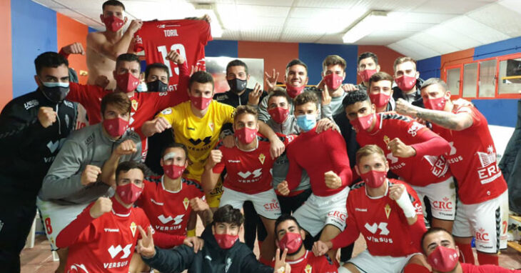 Los jugadores pimentoneros, eufóricos tras ganar en Yecla. Foto: Real Murcia