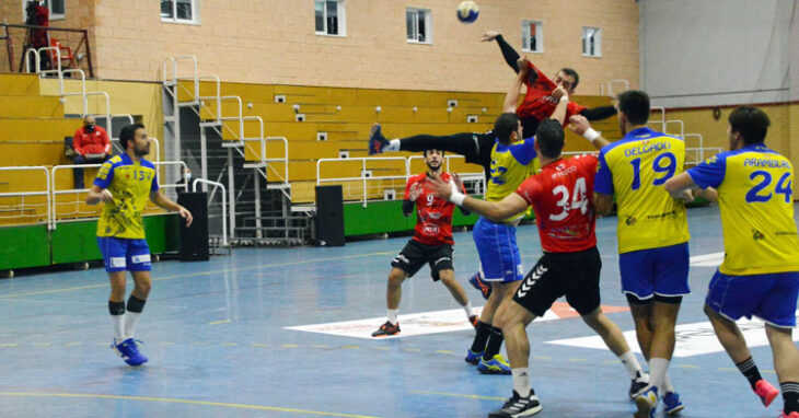 Alberto Requena lanzando a portería ante el Tragaparan. Foto: CBM