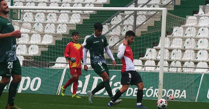 Alberto Salido protege el balón ante la llegada de un jugador del filial.