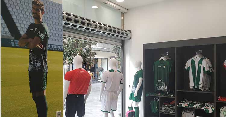Una imagen de Bernardo Cruz presidiendo el interior de la tienda oficial del Córdoba CF en Cruz Conde.