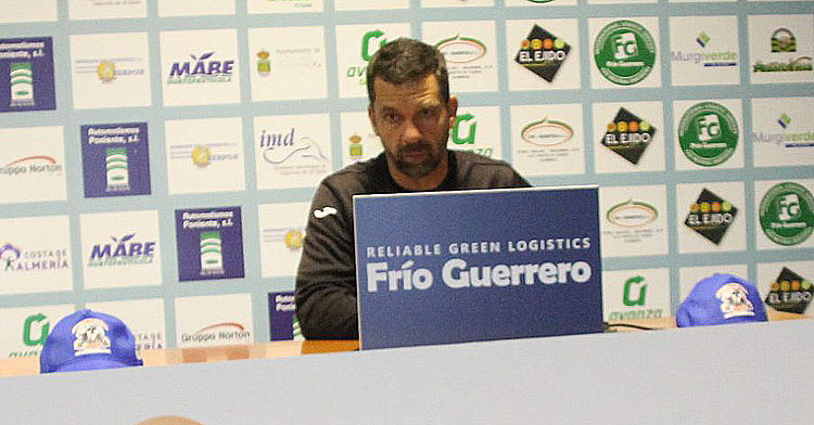 Tito García Sanjuán en su rueda de prensa. Foto: El Ejido 2012