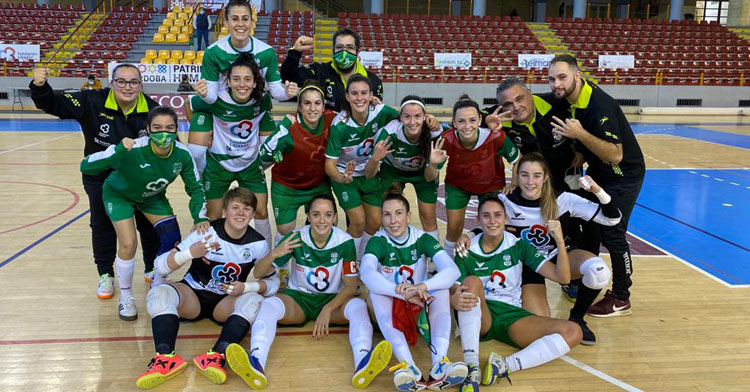 Las jugadoras cajistas celebrando su triunfo sobre el parqué
